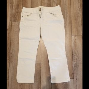 American Eagle White Capri Pants
